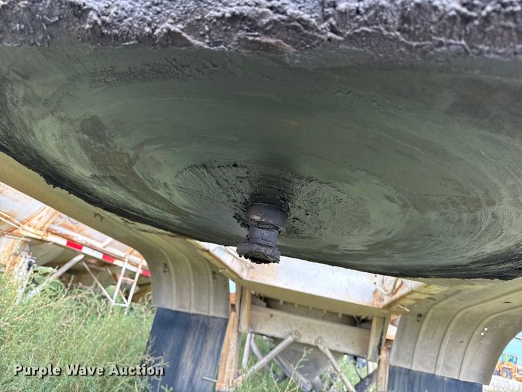 image for item EP0665 1983 Fruehauf HAB-F2-J pneumatic dry bulk trailer