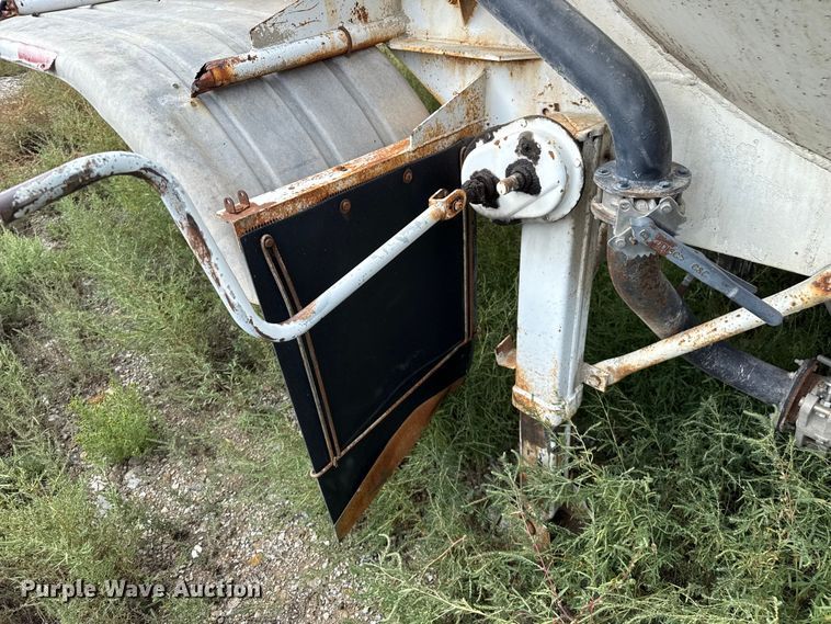 image for item EP0665 1983 Fruehauf HAB-F2-J pneumatic dry bulk trailer