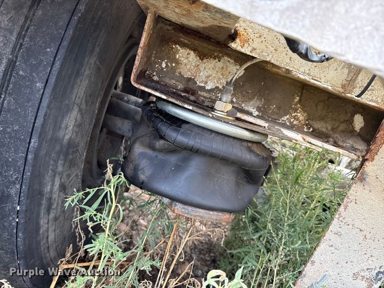 image for item EP0665 1983 Fruehauf HAB-F2-J pneumatic dry bulk trailer