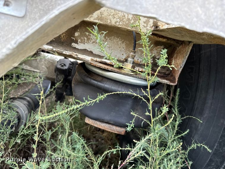 image for item EP0665 1983 Fruehauf HAB-F2-J pneumatic dry bulk trailer