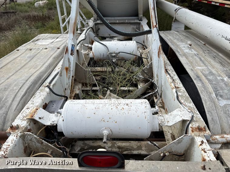 image for item EP0665 1983 Fruehauf HAB-F2-J pneumatic dry bulk trailer