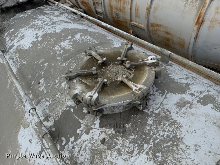 image for item EP0665 1983 Fruehauf HAB-F2-J pneumatic dry bulk trailer