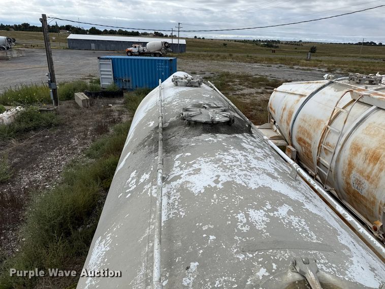 image for item EP0665 1983 Fruehauf HAB-F2-J pneumatic dry bulk trailer