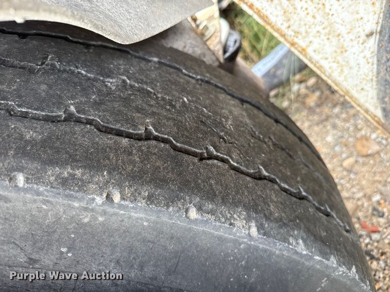 image for item EP0665 1983 Fruehauf HAB-F2-J pneumatic dry bulk trailer