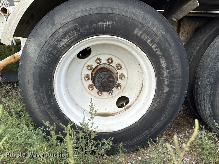 image for item EP0665 1983 Fruehauf HAB-F2-J pneumatic dry bulk trailer