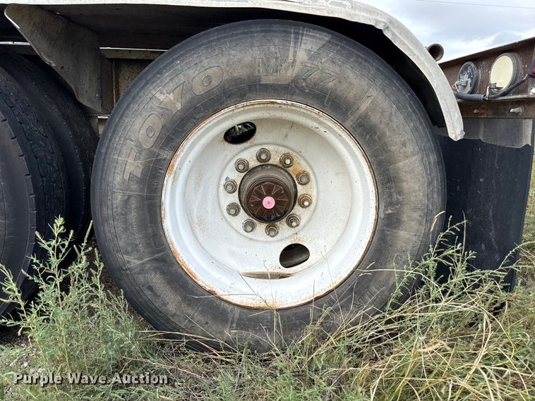 image for item EP0665 1983 Fruehauf HAB-F2-J pneumatic dry bulk trailer