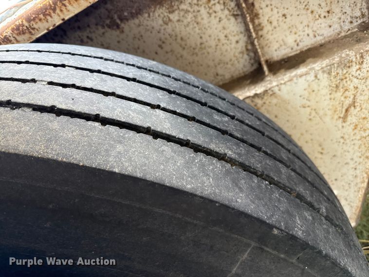 image for item EP0665 1983 Fruehauf HAB-F2-J pneumatic dry bulk trailer