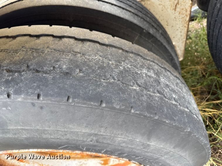 image for item EP0665 1983 Fruehauf HAB-F2-J pneumatic dry bulk trailer