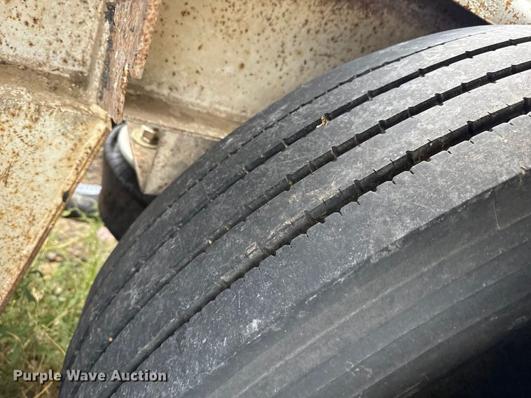 image for item EP0665 1983 Fruehauf HAB-F2-J pneumatic dry bulk trailer