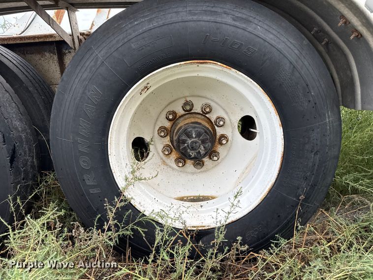 image for item EP0665 1983 Fruehauf HAB-F2-J pneumatic dry bulk trailer