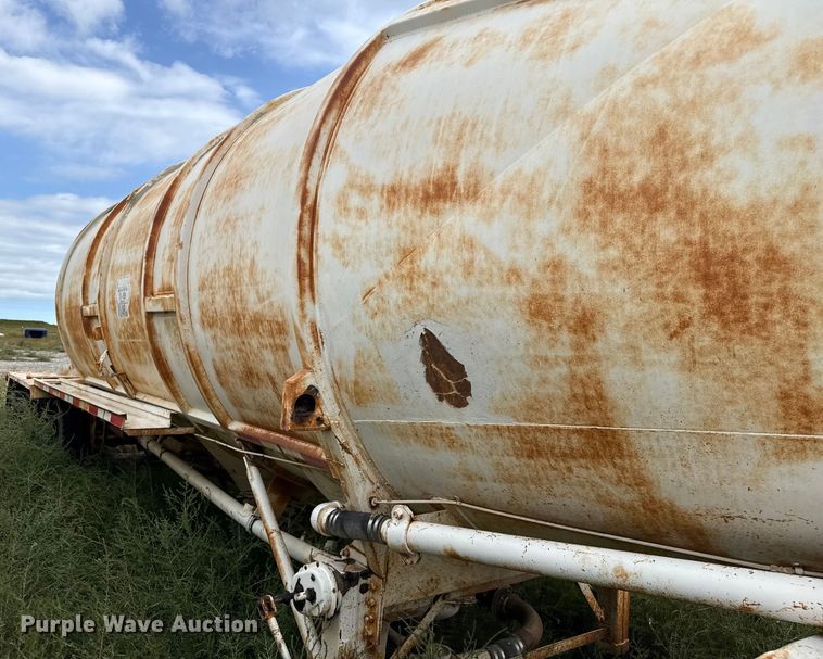 image for item EP0667 1965 Fruehauf pneumatic dry bulk trailer