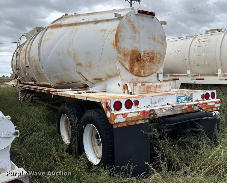 image for item EP0667 1965 Fruehauf pneumatic dry bulk trailer