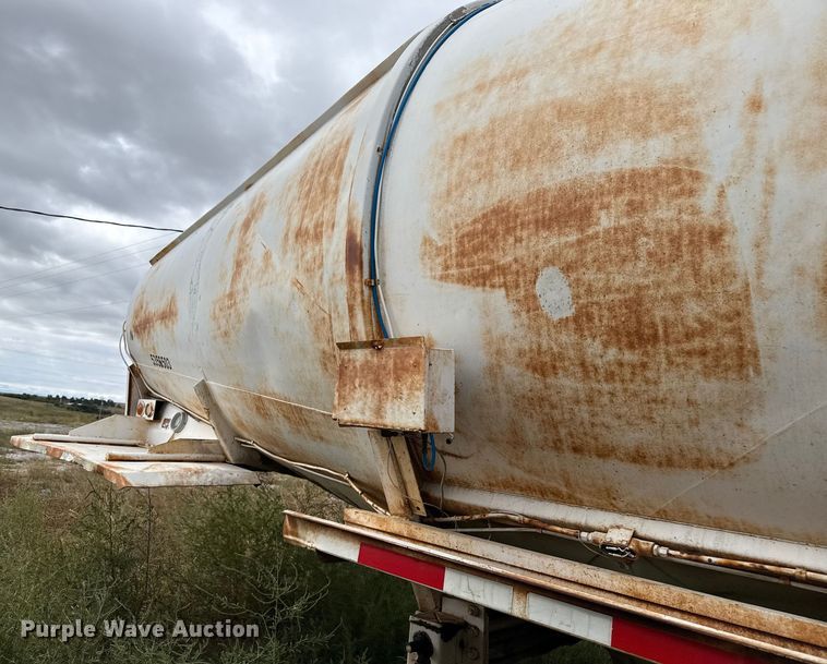 image for item EP0667 1965 Fruehauf pneumatic dry bulk trailer