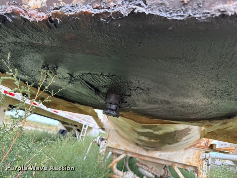 image for item EP0667 1965 Fruehauf pneumatic dry bulk trailer