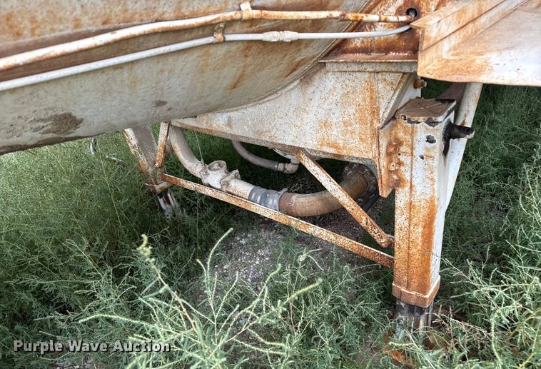 image for item EP0667 1965 Fruehauf pneumatic dry bulk trailer