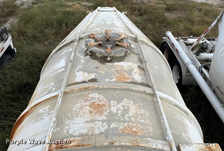 image for item EP0667 1965 Fruehauf pneumatic dry bulk trailer