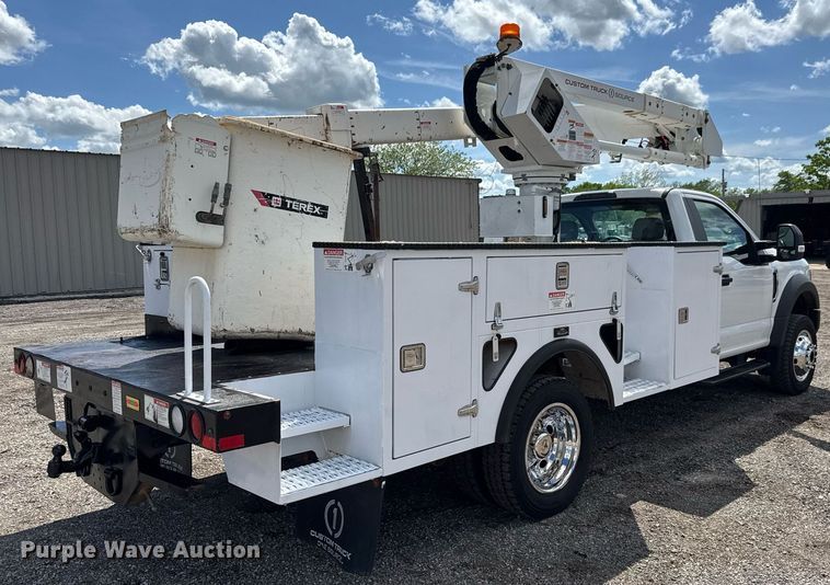 image for item EQ1465 2019 Ford   F550 bucket truck