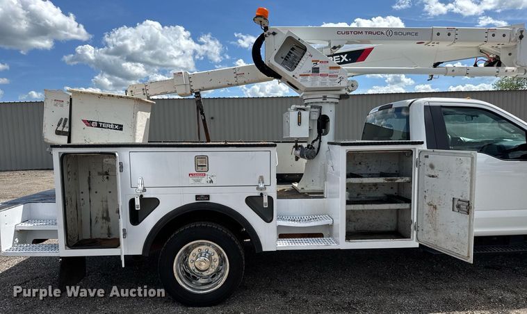 image for item EQ1465 2019 Ford   F550 bucket truck