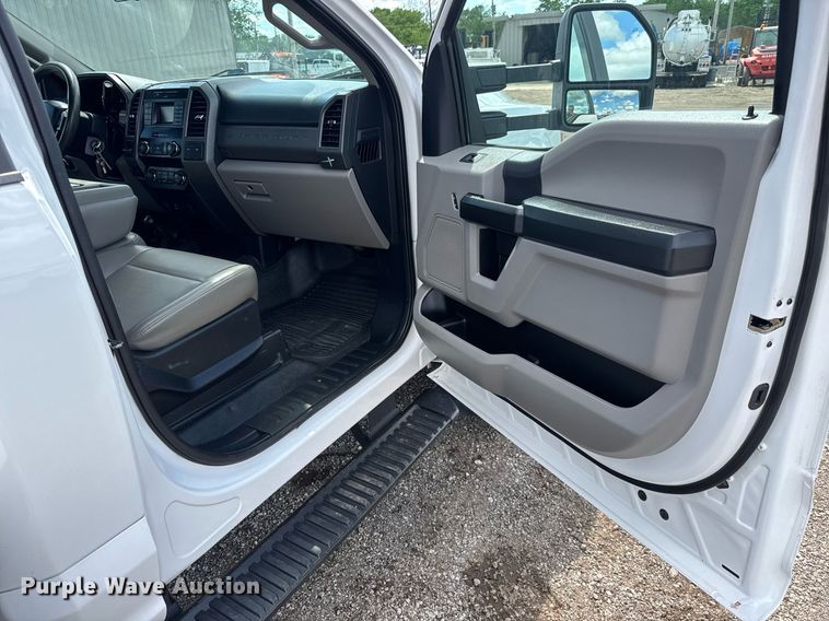 image for item EQ1465 2019 Ford   F550 bucket truck