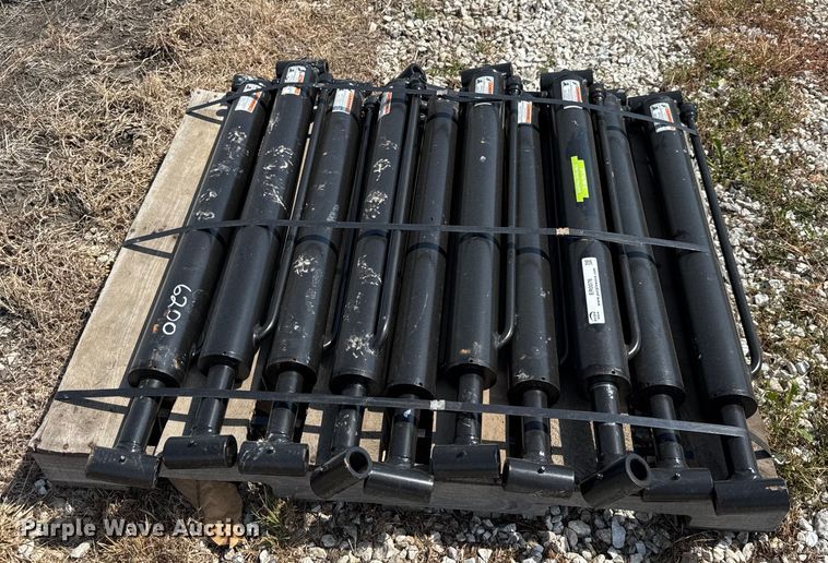 image for item ER0076 (10) excavator thumb hydraulic cylinders