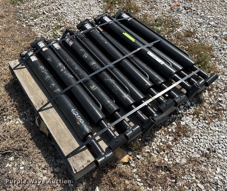 image for item ER0076 (10) excavator thumb hydraulic cylinders