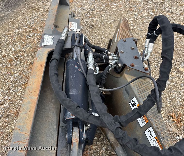 image for item ER0127 2011 Bobcat Dozer 96 skid steer dozer blade