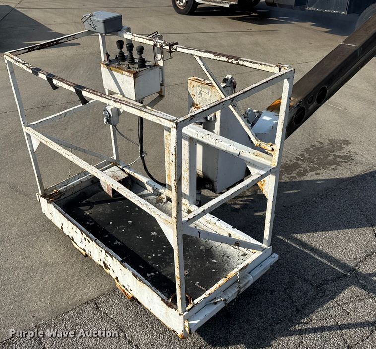 image for item ER0128 2001 Freightliner FL50 bucket truck