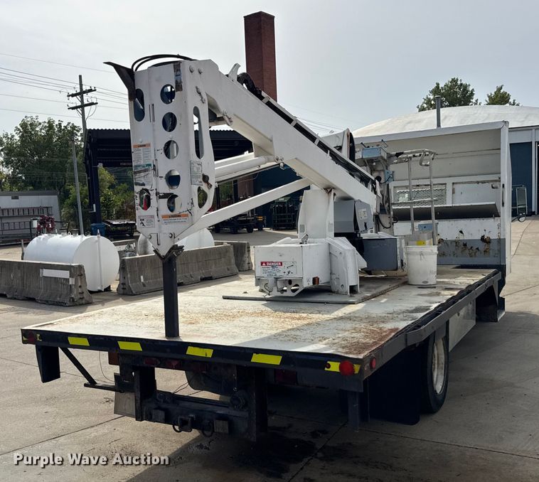 image for item ER0131 2002 Isuzu NQR flatbed truck