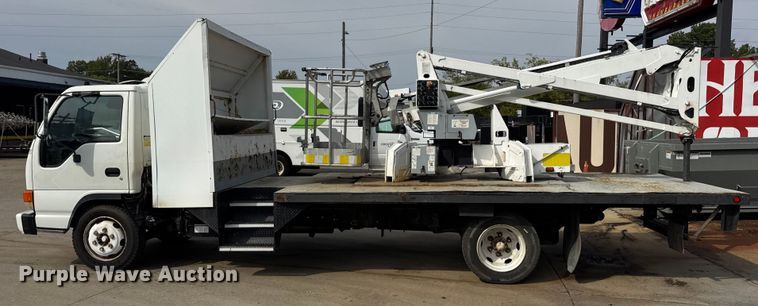 image for item ER0131 2002 Isuzu NQR flatbed truck