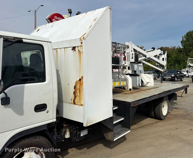 image for item ER0131 2002 Isuzu NQR flatbed truck