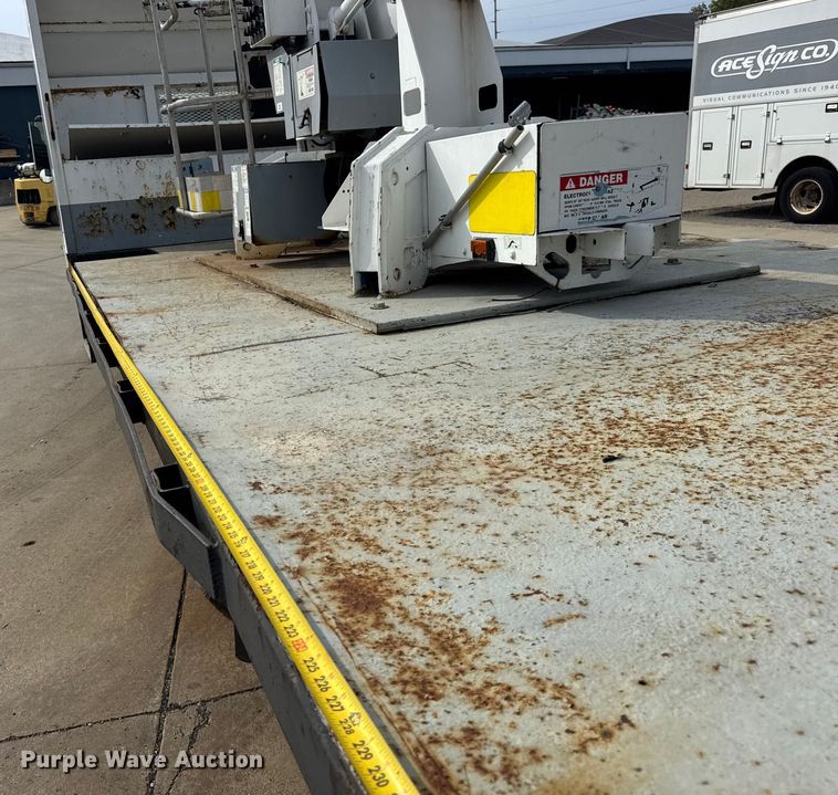 image for item ER0131 2002 Isuzu NQR flatbed truck