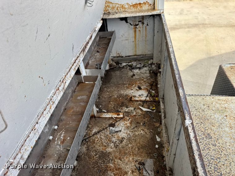 image for item ER0131 2002 Isuzu NQR flatbed truck