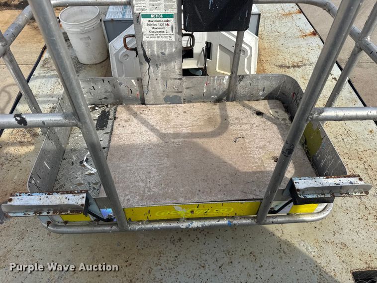 image for item ER0131 2002 Isuzu NQR flatbed truck