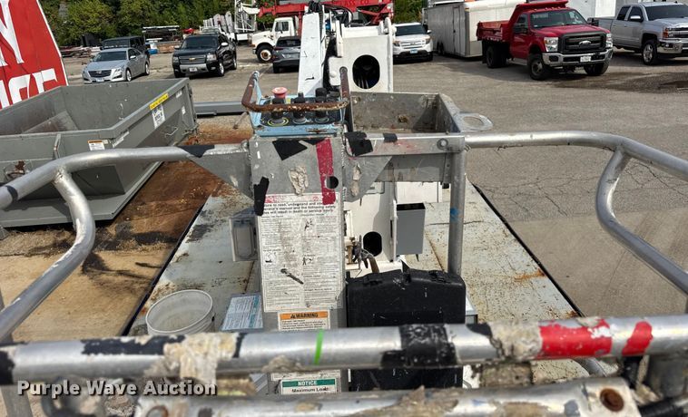 image for item ER0131 2002 Isuzu NQR flatbed truck