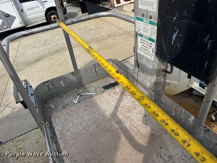 image for item ER0131 2002 Isuzu NQR flatbed truck