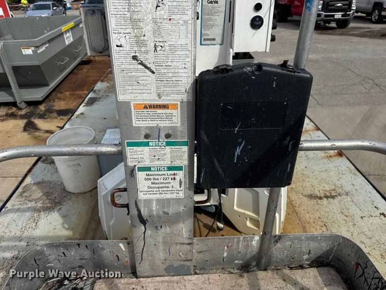 image for item ER0131 2002 Isuzu NQR flatbed truck