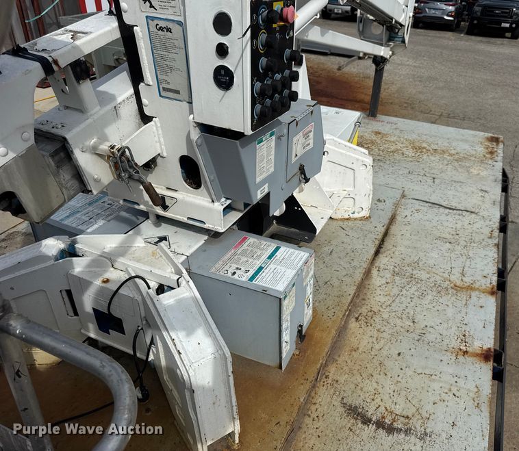 image for item ER0131 2002 Isuzu NQR flatbed truck