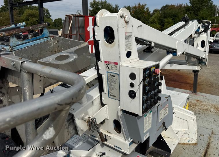 image for item ER0131 2002 Isuzu NQR flatbed truck