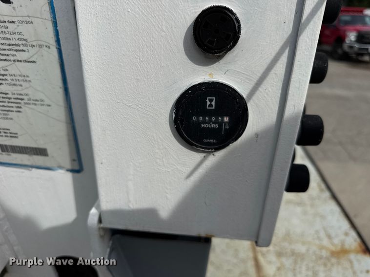 image for item ER0131 2002 Isuzu NQR flatbed truck