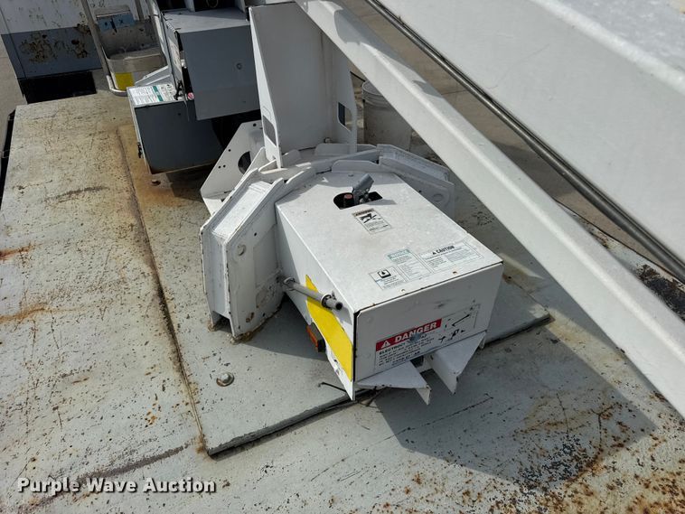 image for item ER0131 2002 Isuzu NQR flatbed truck