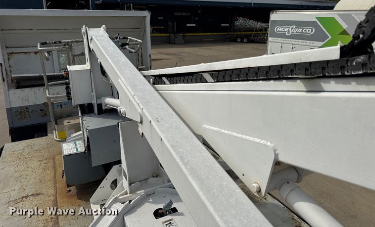 image for item ER0131 2002 Isuzu NQR flatbed truck