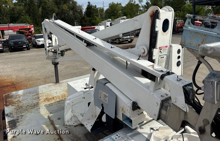 image for item ER0131 2002 Isuzu NQR flatbed truck