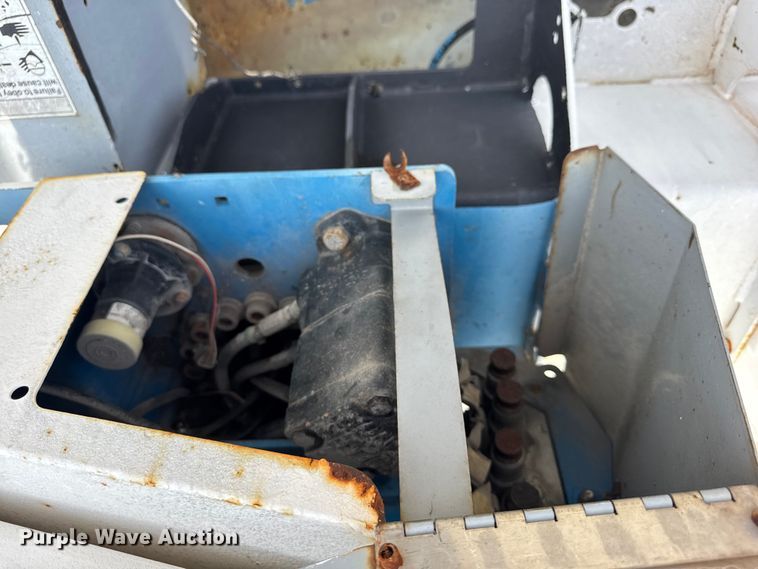 image for item ER0131 2002 Isuzu NQR flatbed truck