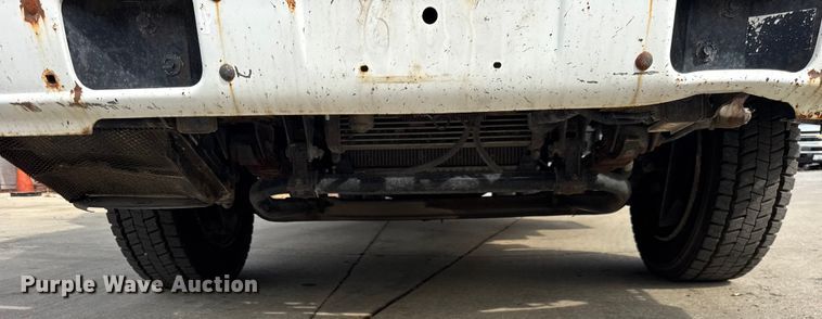 image for item ER0131 2002 Isuzu NQR flatbed truck