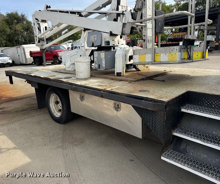 image for item ER0131 2002 Isuzu NQR flatbed truck