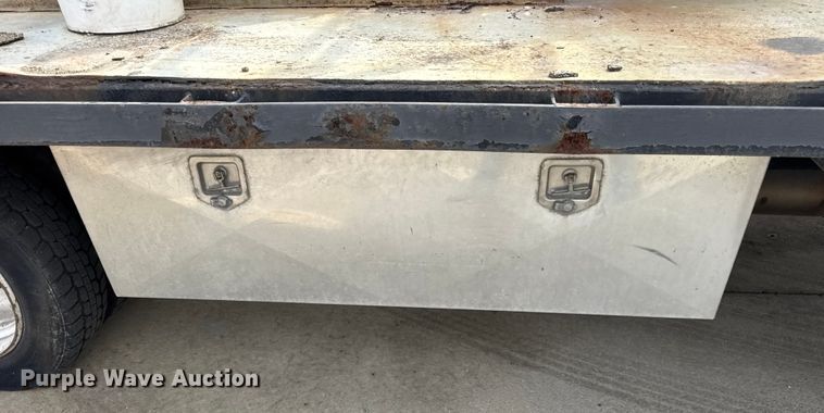 image for item ER0131 2002 Isuzu NQR flatbed truck