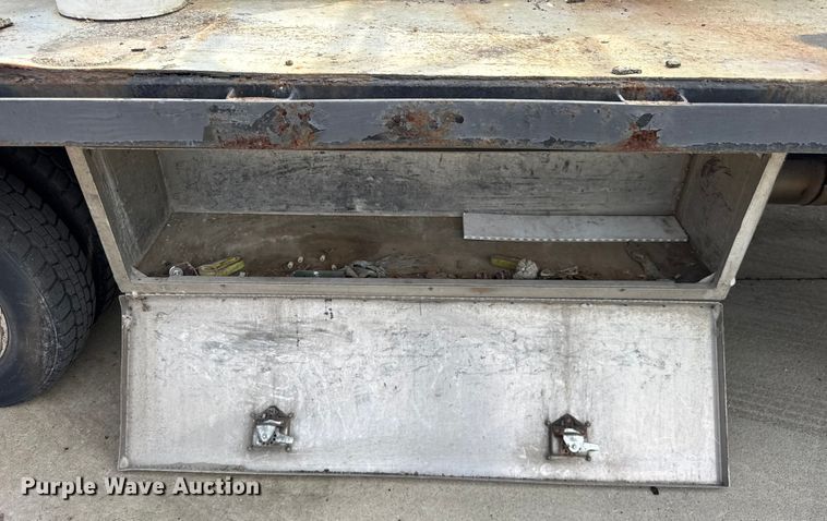 image for item ER0131 2002 Isuzu NQR flatbed truck