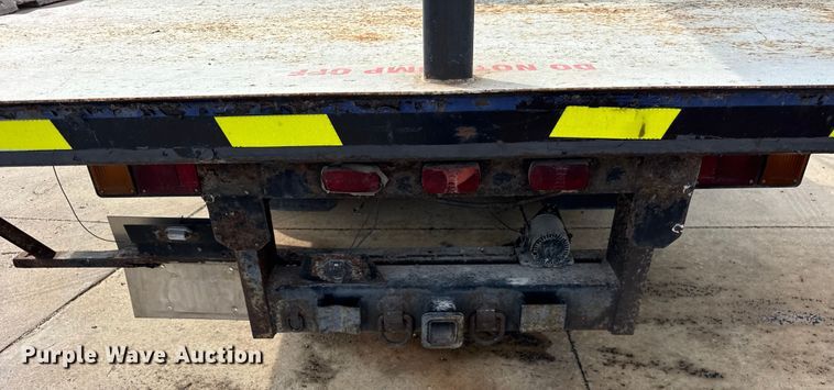 image for item ER0131 2002 Isuzu NQR flatbed truck