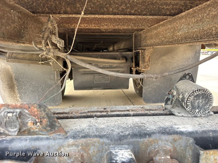 image for item ER0131 2002 Isuzu NQR flatbed truck