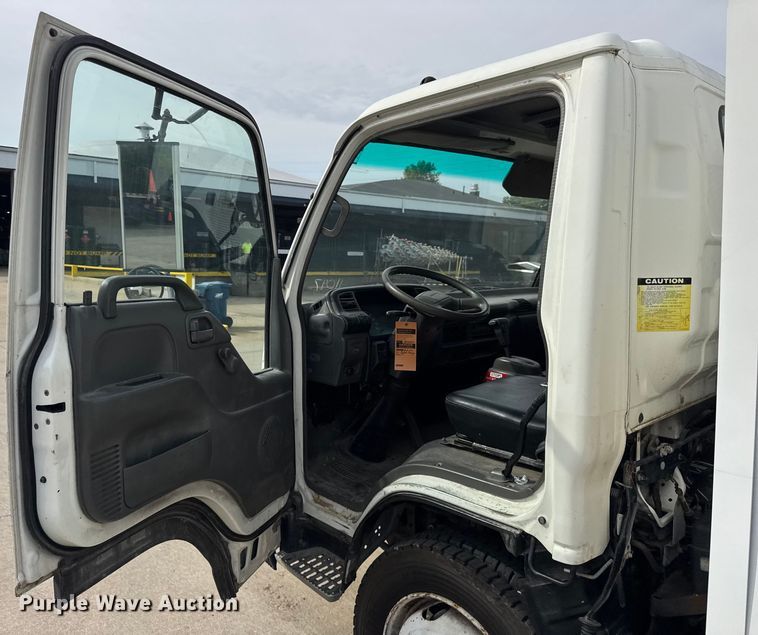 image for item ER0131 2002 Isuzu NQR flatbed truck